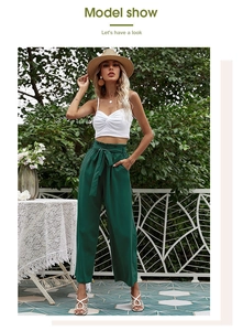 Détail d'un pantalon taille haute à ceinture nouée avec un haut court blanc