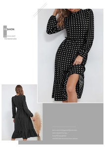 Détail d'une robe mi-longue à pois noirs montrant le col volanté et l'ourlet à plis sirène