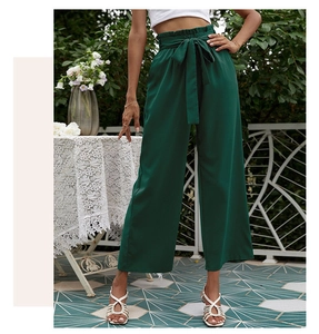 Détail d'un pantalon large à taille haute avec taille volantée et ceinture à nœud