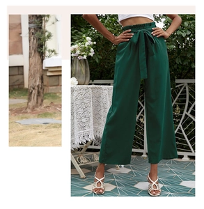 Détail de la taille paperbag avec ceinture nœud sur ce pantalon large vert foncé