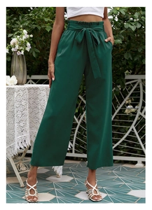 Détail du pantalon large taille haute vert foncé avec ceinture assortie et texture fluide