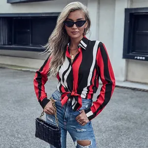 Chemise à rayures verticales rouges et noires avec nœud à la taille et col rabattu