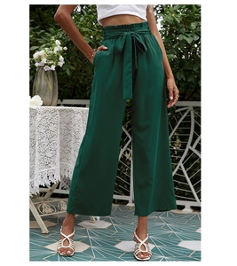 Détail du pantalon large taille haute vert foncé avec ceinture à nœud et taille froncée