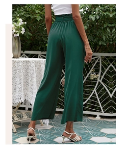 Détail du pantalon large vert foncé à taille haute froncée avec ceinture à nouer assortie