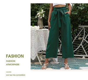 Vue détaillée du pantalon taille haute vert foncé avec une ceinture à nouer assortie