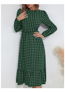 Gros plan du col à volants et motif à pois sur cette robe mi-longue vert foncé
