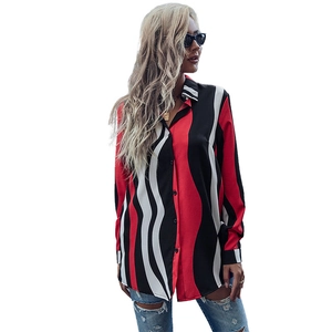Chemise femme à manches longues avec col à revers et rayures ondulées rouge noir blanc
