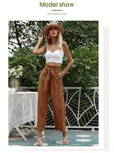 Détail du pantalon marron à taille haute et jambes larges avec ceinture à nœud assortie