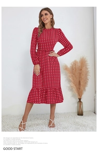 Détail d'une robe rouge à pois avec manches longues et ourlet à volants sirène