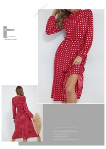 Détail d'une robe rouge à pois avec taille haute à volants et ourlet en mousseline