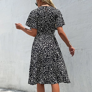 Abito midi estivo con stampa leopardata bianca e nera, maniche a volant e scollo posteriore