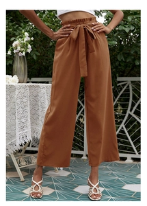 Détail du pantalon taille haute paperbag marron caramel avec une ceinture à nouer