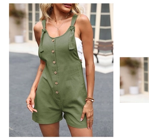 Détail du combishort en coton lin vert olive avec bretelles nouées et boutons en bois