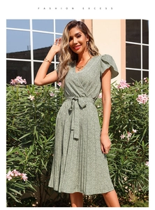 Détail de la robe fleurie verte avec décolleté en V et manches courtes à volants