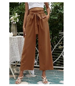 Détail du pantalon large taille haute caramel avec taille froncée et ceinture nouée