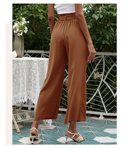 Vue arrière du pantalon marron à taille haute et jambes larges avec ceinture assortie