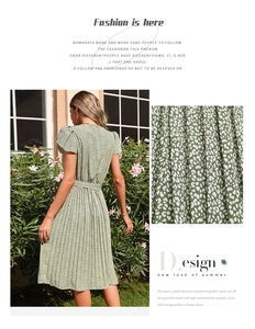 Détail d'une robe plissée à fleurs vert clair avec manches bouffantes et texture