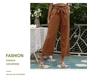 Détail du pantalon taille haute paperbag marron caramel avec ceinture ruban assortie