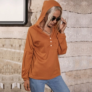 Damen Kapuzenpullover aus Waffelstrick in Karamelorange mit V-Ausschnitt und Brusttasche