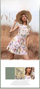 Détail d'une robe d'été rose à fleurs avec volants aux épaules et lien à la taille