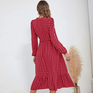 Robe mi-longue rouge à pois vintage avec manches longues et ourlet à volants