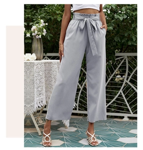 Détail d'un pantalon large taille haute à bords froncés avec ceinture nœud gris clair