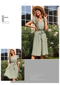 Détails de la robe fleurie avec col en V, ceinture à la taille et tissu en mousseline