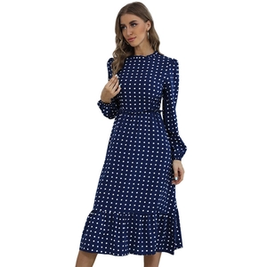 Robe mi-longue bleu marine à pois, manches longues, col à volants et taille ajustée