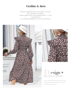 Détail de la robe florale avec col montant à volants et manches bouffantes élastiquées