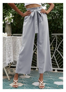 Détail du pantalon à taille haute et jambes larges bleu clair avec ceinture à nœud