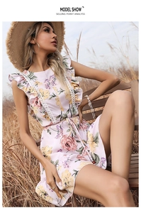 Détail de la robe à fleurs roses avec bordure en dentelle blanche et manches volantées