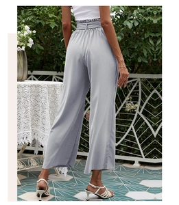 Détail du pantalon large taille haute avec taille élastique à volants et ceinture