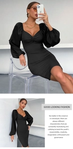 Détail de la robe noire avec décolleté en cœur, texture côtelée et manches lanternes