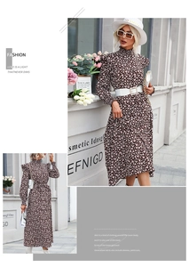 Détail de robe florale à col montant avec imprimé marron et ceinture à boucle perlée
