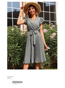 Détail de la robe à fleurs col en V avec jupe plissée et lien à la taille pour l'été