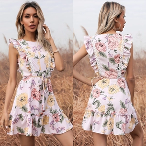 Robe d'été rose à fleurs sans manches avec volants et détails en dentelle