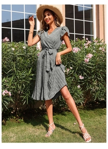 Vue détaillée du décolleté en V à imprimé fleuri et de la ceinture ajustable sur la robe d'été