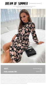 Détail du col montant ajouré et de l'imprimé floral sur robe longue à taille nouée