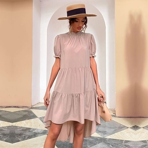 Abito estivo beige a balze asimmetriche con maniche a sbuffo e volant eleganti