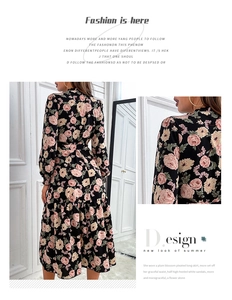 Détail de l'imprimé fleur de prunier rose sur cette élégante robe à fleurs plissée