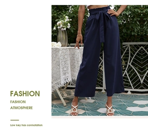 Détail du pantalon large bleu marine à taille haute avec ceinture nouée en extérieur
