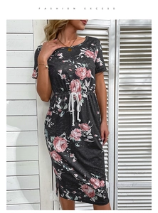 Détail de la robe midi d'été avec cordon de serrage réglable à la taille et imprimé rose