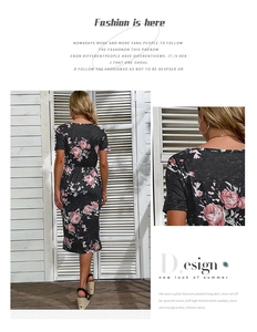 Détail d'une robe fleurie à manches courtes avec ourlet à volants et style magazine