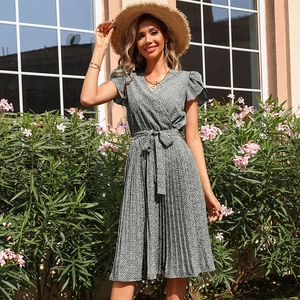 Robe d'été verte à imprimé fleuri avec col en V, jupe plissée et taille nouée