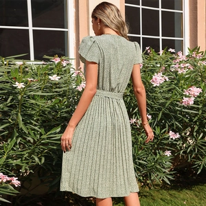 Robe d'été vert clair à fleurs avec plis, col en V et ceinture à la taille
