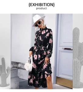 Détails de la robe à imprimé fleuri avec col montant et ceinture à la taille