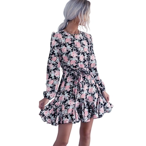 Robe fleurie à manches longues avec roses roses, ceinture taille et ourlet volanté