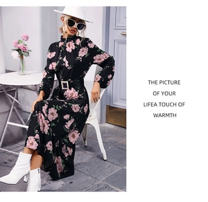 Détail d'une robe longue fleurie avec ceinture à la taille et col haut pour femme