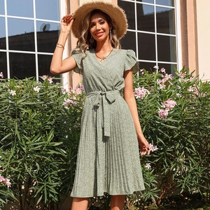 Robe midi fleurie à col en V et jupe plissée en vert sauge pour les vacances d'été