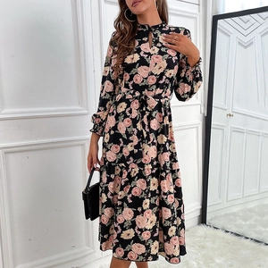 Robe longue fleurie pour femme avec col montant, manches longues et ceinture nouée